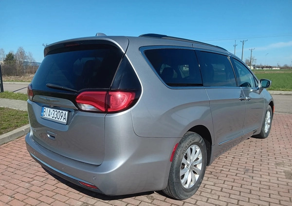 Chrysler Pacifica cena 76900 przebieg: 123000, rok produkcji 2016 z Łapy małe 211
